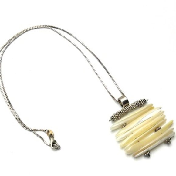 Irridescent Mother of Pearl Pendant Necklace with 17" Silver Boxchain — EUC - Picture 7 of 8